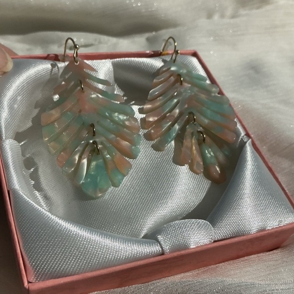 🍬Pastel Cotton Candy Fern/Leaf Acrylic lightweight Dangle Hook Drop Earrings - Picture 4 of 15